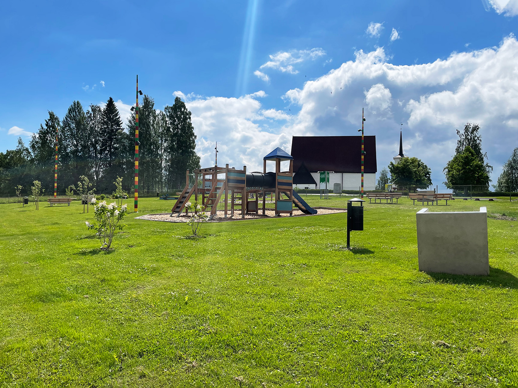 Aktivitetspark med lekeapparat og annet 