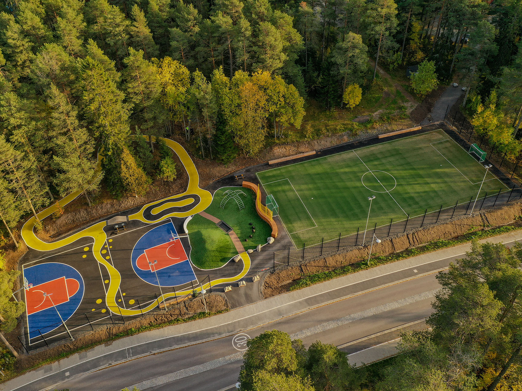 Aktivitetsområde med ballbinge og asfaltmaling
