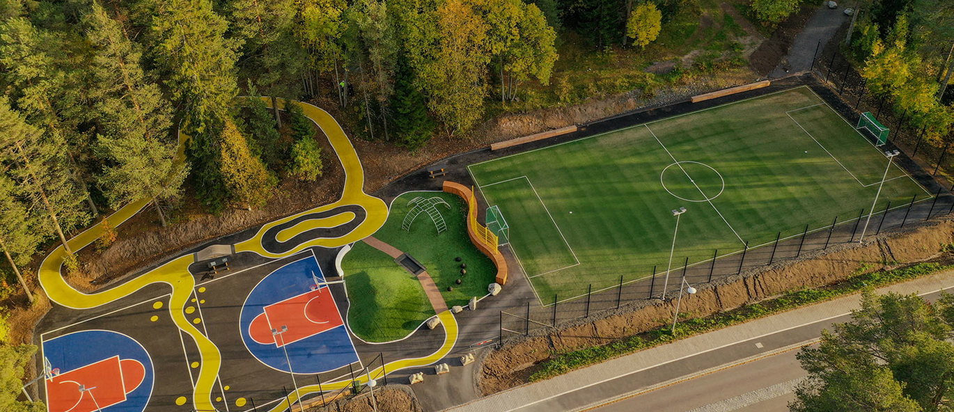 Aktivitetsområde med ballbinge og asfaltmaling