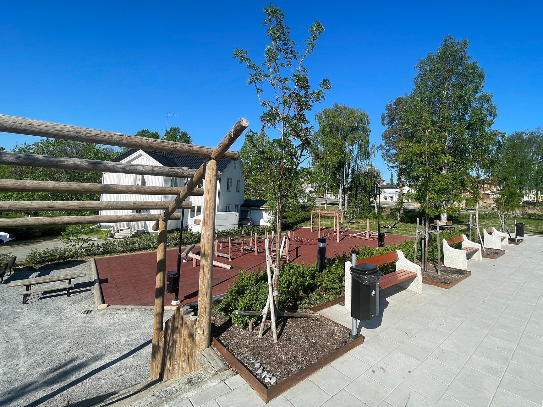 Lekeplass med ulike apparater og parkmøbler 