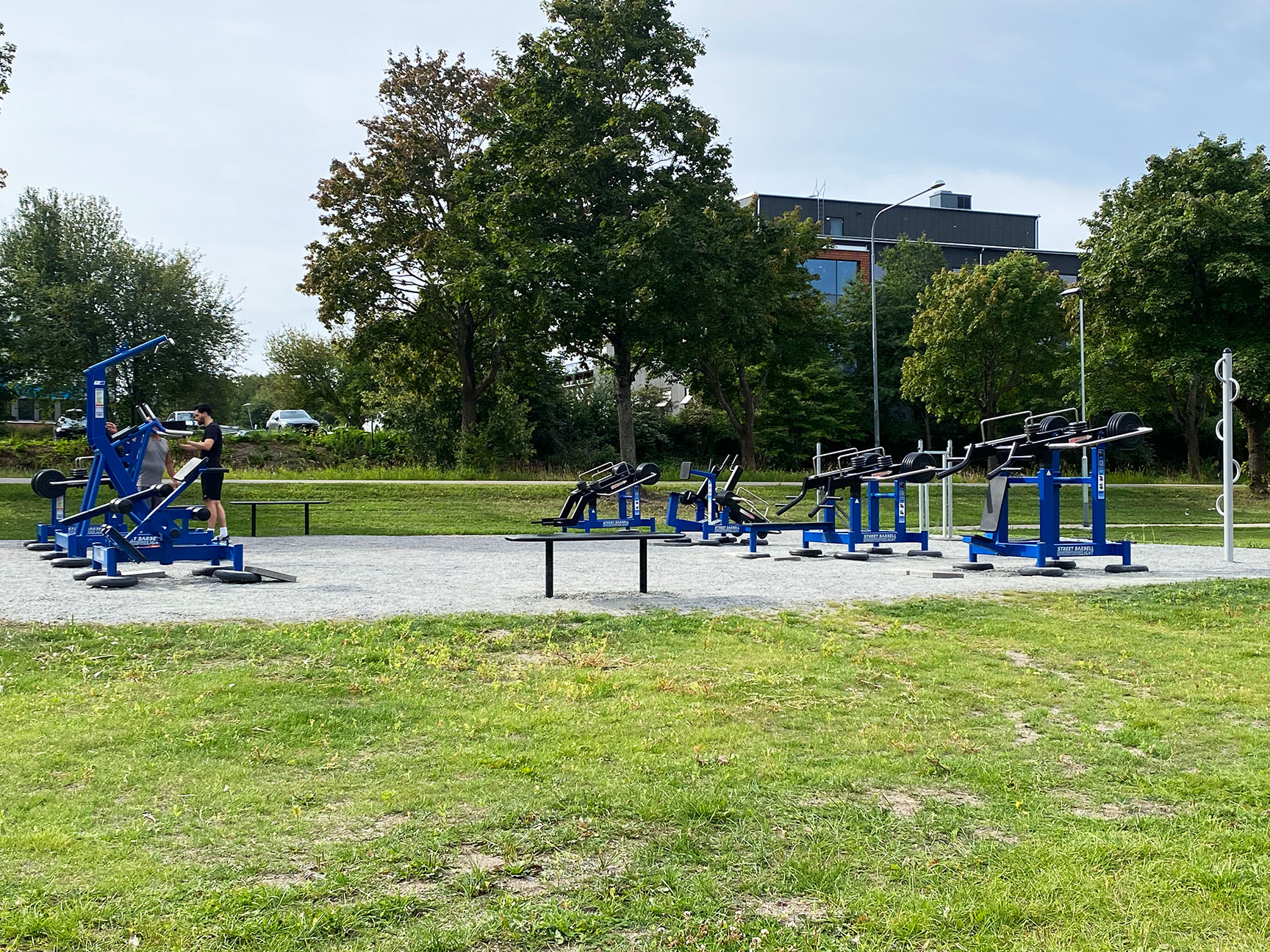 Utegym med ulike apparater 