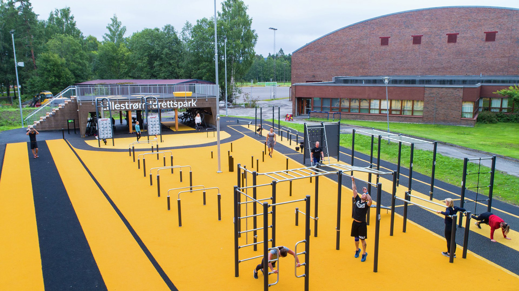 Treningspark med ulike apparater