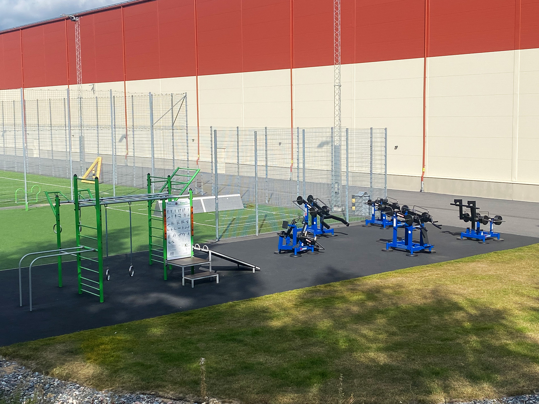 Utegym ved idrettsanlegg i Upplands Väsby