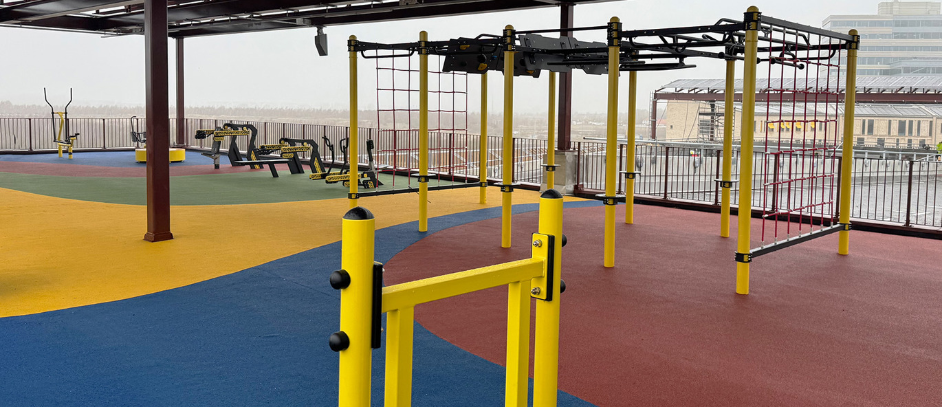 Utegymutstyr på en takterrasse med fargerikt gulv og flott utsikt