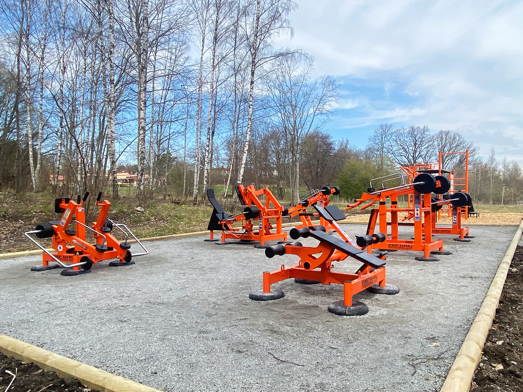 Utegym med ulike apparater i oransje farge