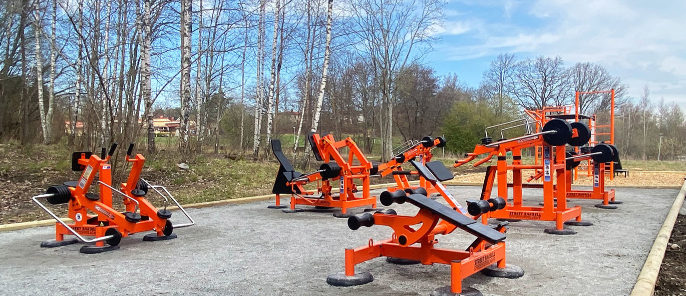 Utegym med ulike apparater i oransje farge