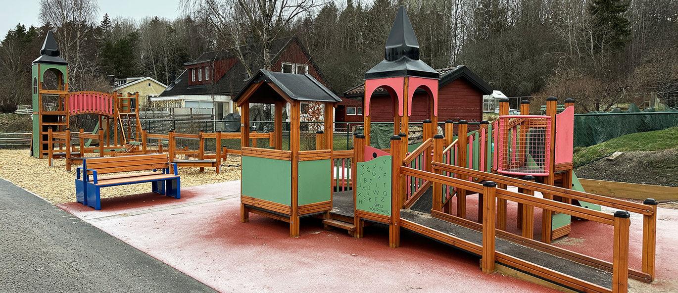 Lekeplass med klatrestativ og parkbenker i et boligområde