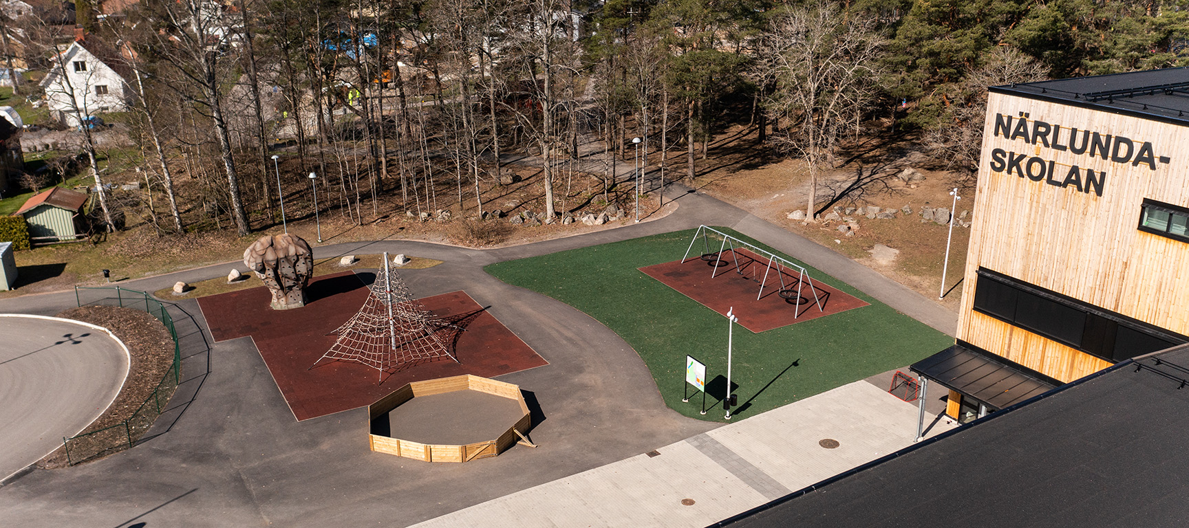 Lekeplass med husker og klatrepyramide