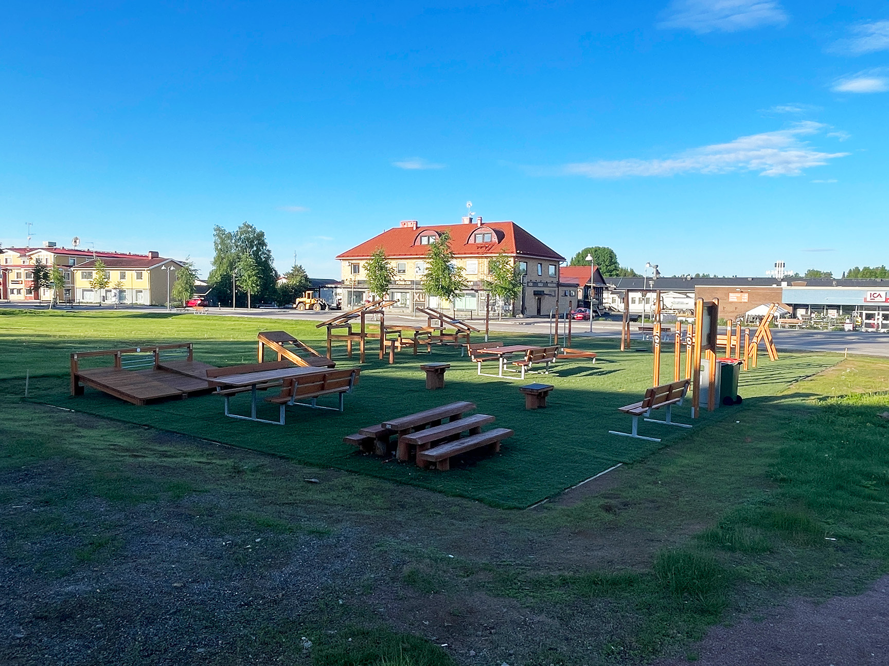 Utegym i tre på en grønn gressplen