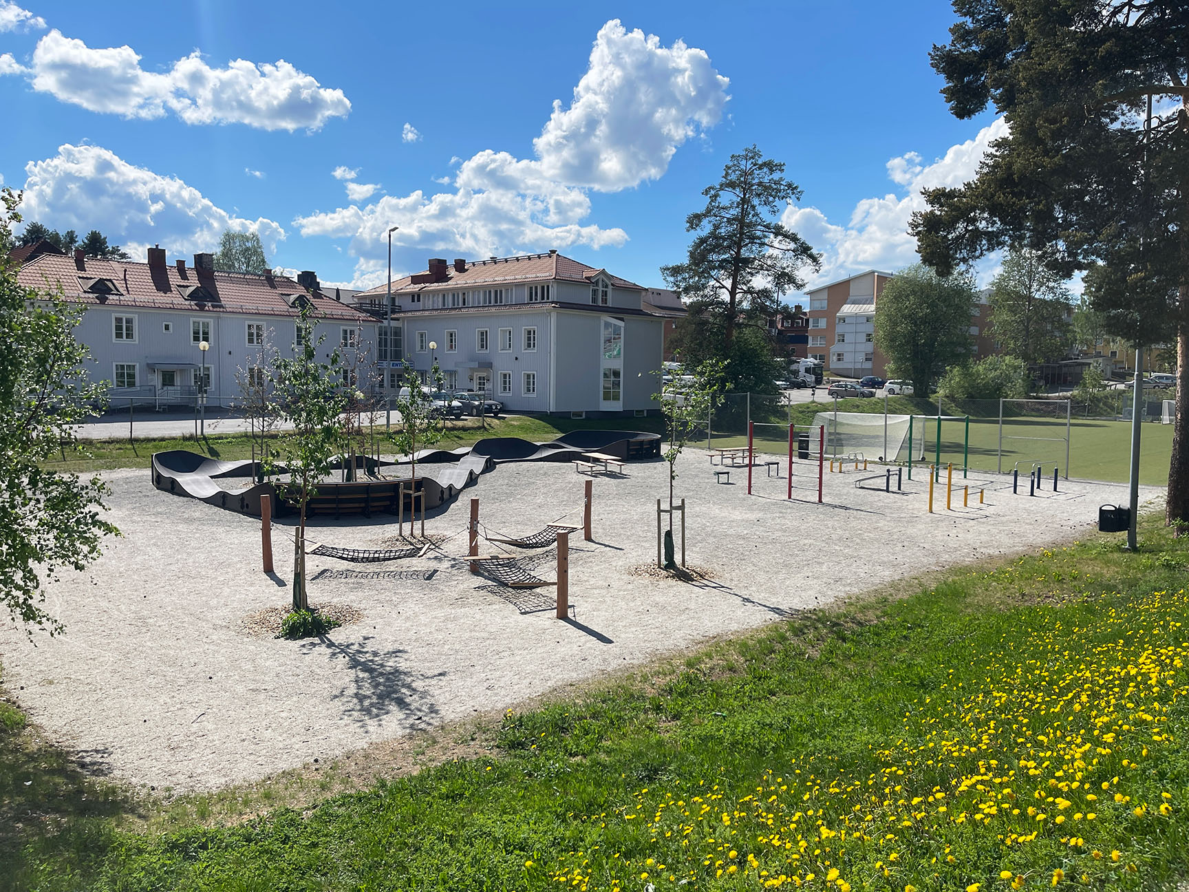 Park med pumptrack-bane, hengekøyer og utegym