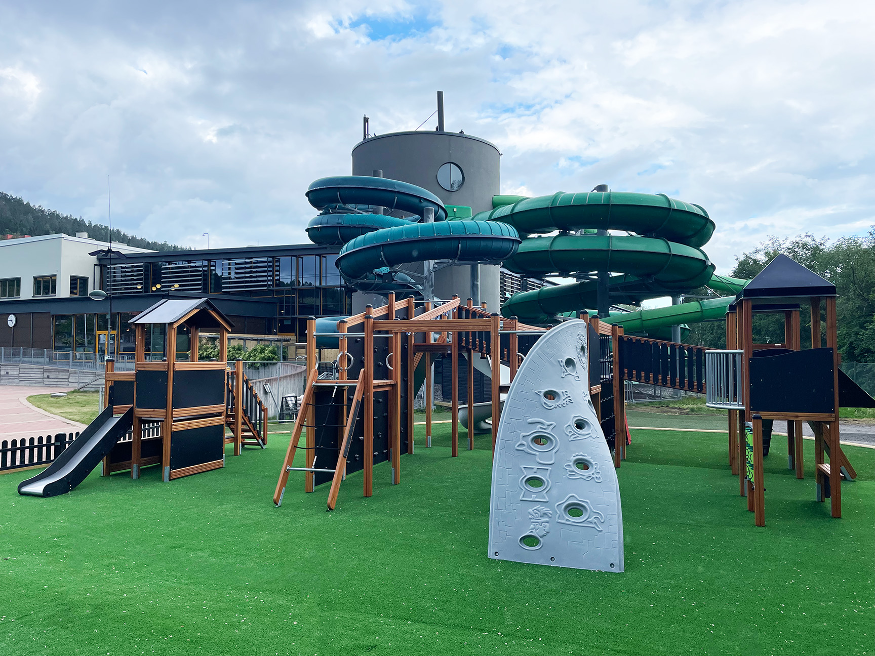 Lekeplass med ulike lekeapparater 