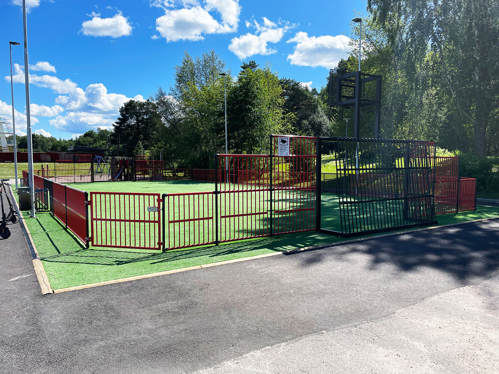 Rød ballbinge i stål